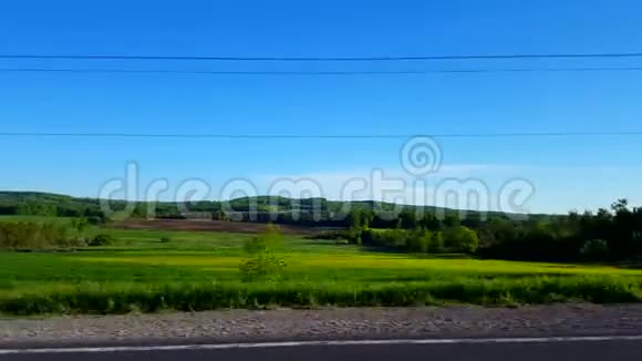 白天在农村农场行驶的右侧视野驾驶车辆驶过农村农场视频的预览图
