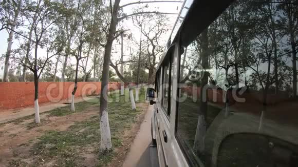 越野车摄像头在身上戈普罗拍摄在城里搬家的车视频的预览图