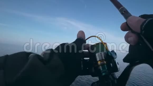 垂钓者在湖上旋转的小船上捕捉捕食性鱼类第一人称视角视频的预览图