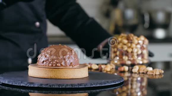 厨师的特写是用牛奶巧克力和坚果做甜点视频的预览图
