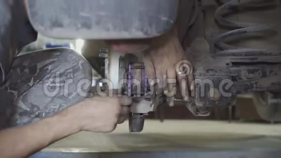 修车厂修理汽车底盘的技工视频的预览图
