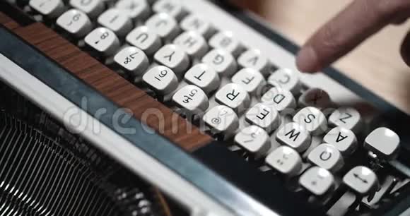 特写作家用手指在打字机上打字视频的预览图