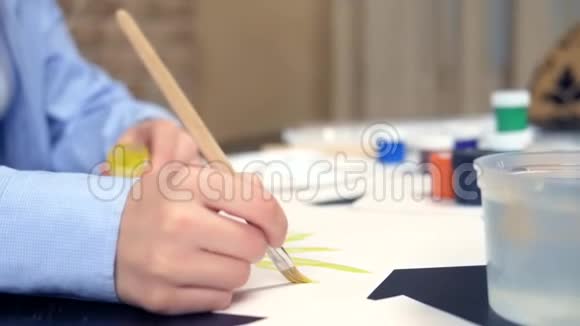 美丽的黑发女孩画与古帕奇创意工作坊视频的预览图