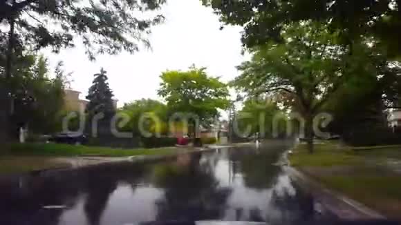 倒车倒车时驾驶城市郊区街道驾驶员视角POV郊区城市住宅道路视频的预览图