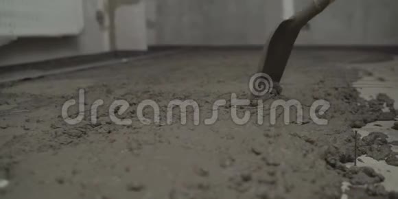 施工人员单独使用专用工具在公寓楼铺设瓷砖把地板放平使用迫击炮的工人视频的预览图