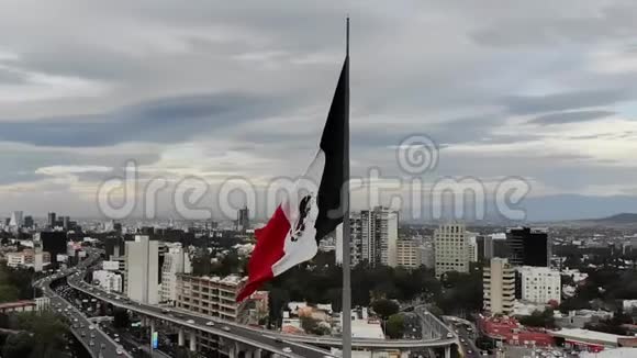 墨西哥城南部圣杰罗尼莫利迪斯的纪念碑旗视频的预览图