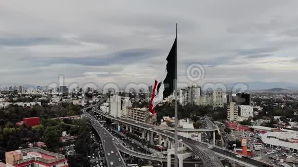 墨西哥城南部圣杰罗尼莫利迪斯的纪念碑旗视频的预览图