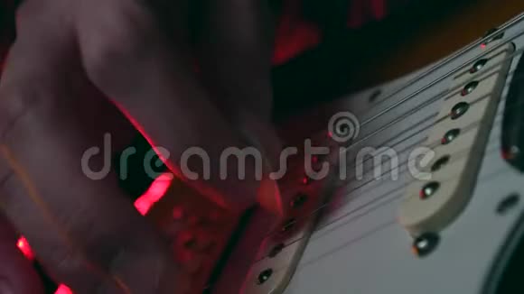 近距离玩漂亮的电动吉他视频的预览图