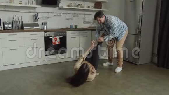 女人躺在厨房地板上和粗鲁的男人打架视频的预览图