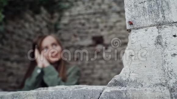 关注堡垒中的石窗开口其中女孩站在离焦视频的预览图