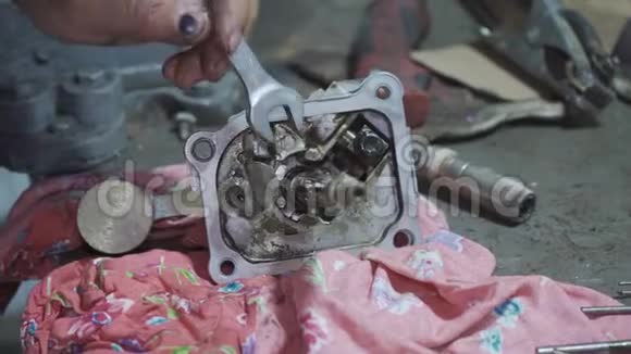 修理汽车底盘零件的机修工视频的预览图
