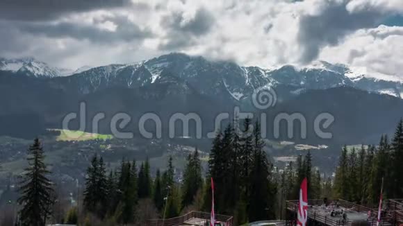 在雪山的背景下穿过山谷的云彩视频的预览图