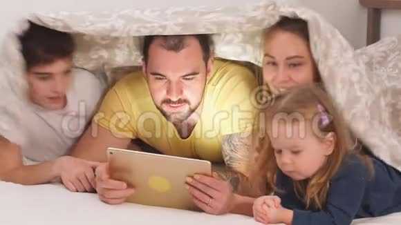 美丽的家庭喜欢在家里一起度过时光视频的预览图