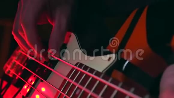 近手演奏现代低音吉他视频的预览图