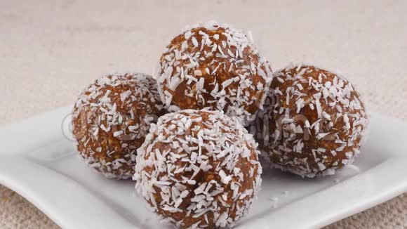 素食能量蛋白球甜巧克力糖果健康饮食甜点椰子芝麻坚果燕麦可可头屑视频的预览图