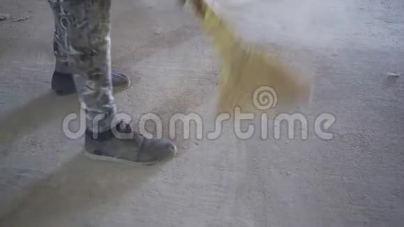 工人清扫尘土飞扬的混凝土地板视频的预览图