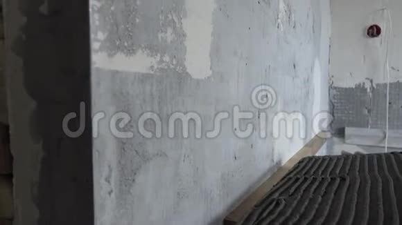 墙面灰水泥上瓷砖的布置贴瓷砖的过程视频的预览图