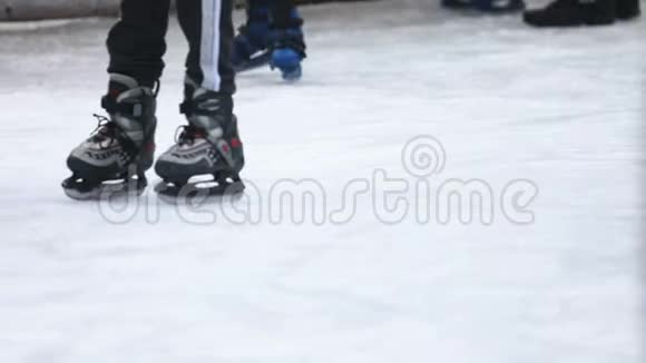 儿童的脚在溜冰鞋上慢动作视频的预览图