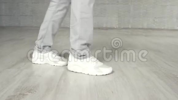 穿着白色运动鞋表演舞蹈动作的人视频的预览图