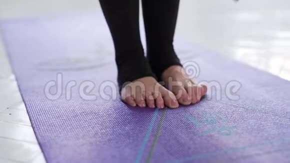 运动女性练习瑜伽加强锻炼锻炼身体视频的预览图