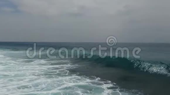印度尼西亚巴厘岛海洋海岸冲浪医生视频的预览图