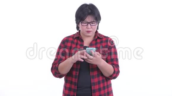 穿着超重的亚洲时髦女人用电话接坏消息视频的预览图