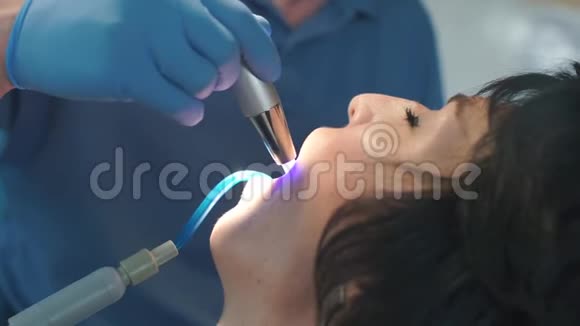 牙医用特殊的光线治疗牙齿视频的预览图