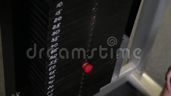 强壮的运动员把体重放在块模拟器上视频的预览图