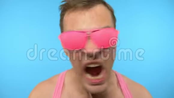 穿着粉色太阳镜的时髦帅哥朋克没有死男人疯狂的尖叫和吵闹视频的预览图