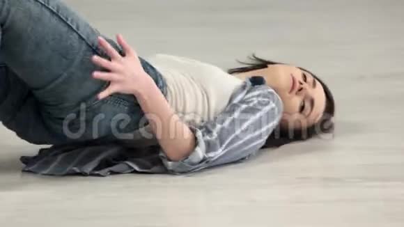 漂亮的女孩在地板上表演舞蹈动作视频的预览图