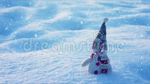 雪地雪人冬季概念圣诞节装饰视频的预览图