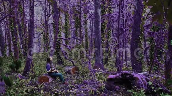 紫罗兰童话森林脆弱的女孩正躺在一个茂密的树桩上长满了苔藓和沼泽森林在手里视频的预览图