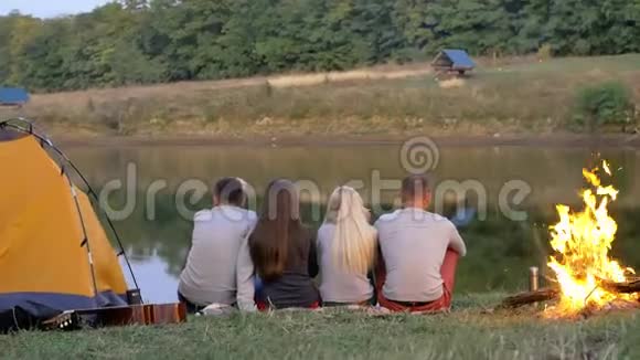 一群朋友坐在户外玩露营暑假晚上视频的预览图