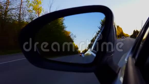 每日乡村街的侧视镜驾驶视点POV后反射镜视频的预览图