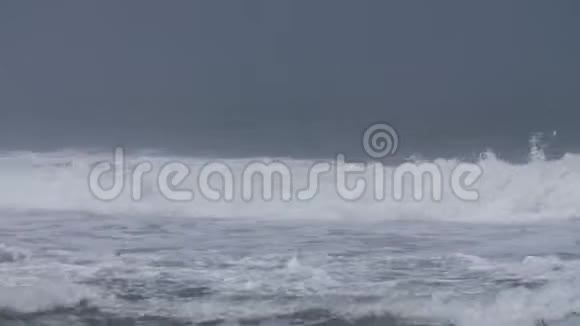 海湾中中等大小的波浪视频的预览图