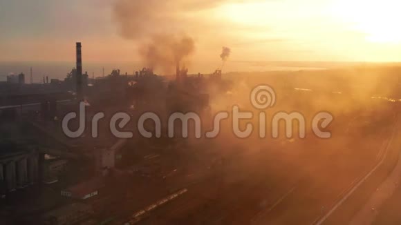 空中飞行全球战争灰色烟雾的高烟囱管道视图烟生态污染工业大气视频的预览图