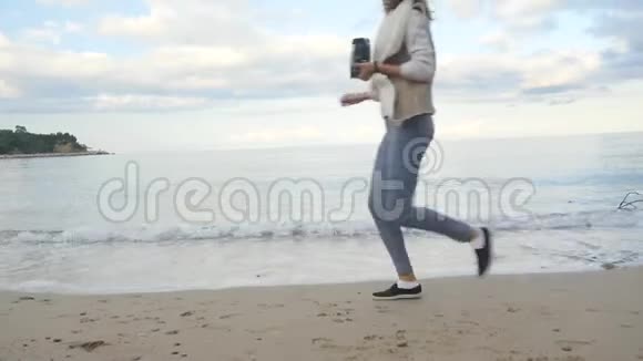 波美拉尼亚斯皮茨戴着圣诞帽在海边奔跑视频的预览图