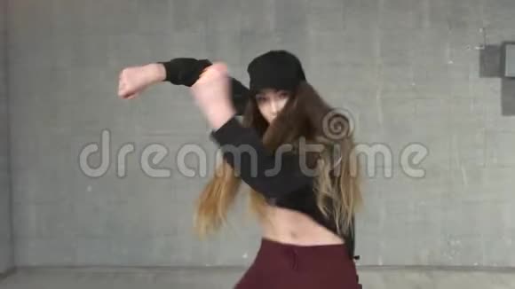 年轻漂亮的女孩在练习舞步视频的预览图
