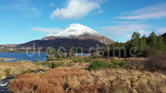 爱尔兰多尼加尔最高的山峰埃里加尔山的鸟瞰图视频的预览图