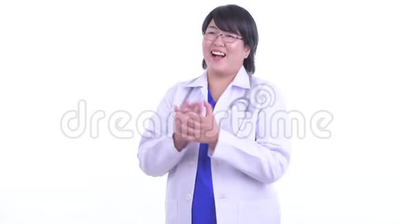 快乐超重亚洲女医生拍手视频的预览图