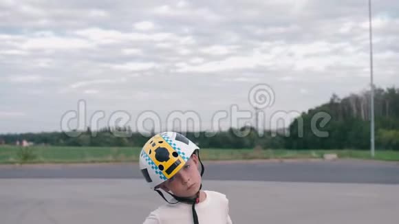 戴着头盔的骄傲少年站在高速公路上视频的预览图