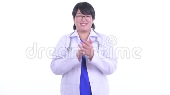 快乐超重亚洲女医生拍手视频的预览图