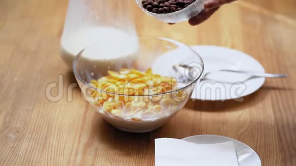 巧克力和黄色玉米片混合视频的预览图