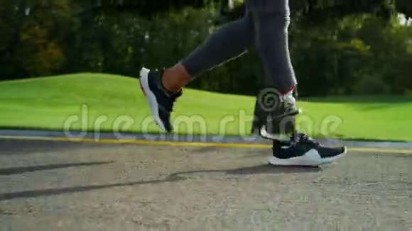 微笑残疾运动员在路上慢跑可爱的女孩在公园里奔跑视频的预览图