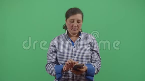 女人在手机上发短信视频的预览图