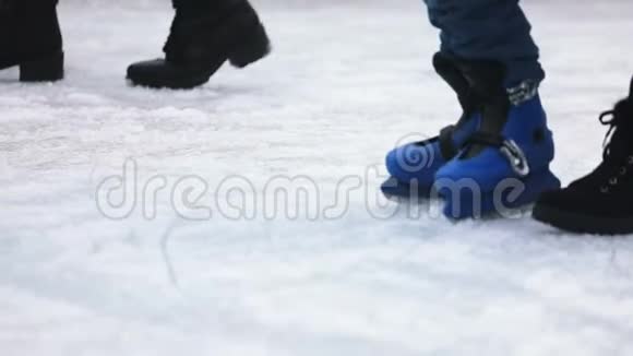 这个孩子正试着在冰鞋上慢动作地滑冰视频的预览图