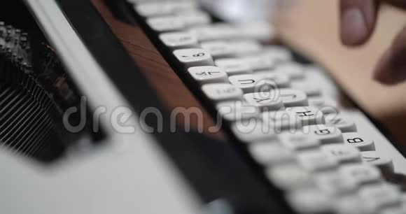 特写作家用手指在打字机上打字视频的预览图