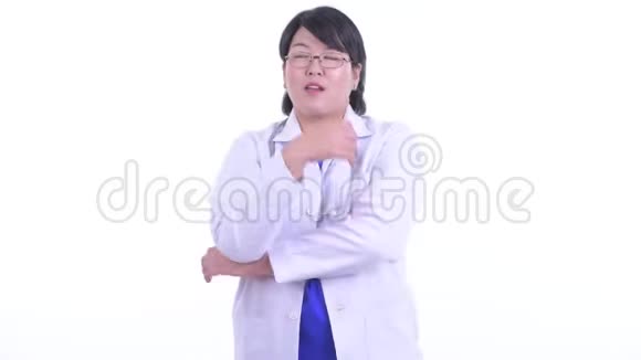 快乐超重的亚洲女医生在思考和寻找视频的预览图