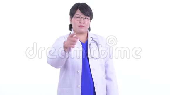 快乐超重的亚洲女医生指着照相机视频的预览图