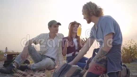 一群年轻朋友用吉他冰镇啤酒或柠檬汁野餐心情愉快视频的预览图